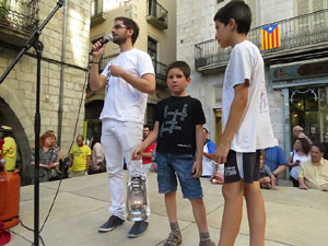 Sant Joan 2016. Arribada de la Flama del Canig&oacute;. Encesa del foc a la pla&ccedil;a del Vi