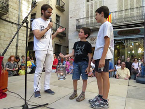 Sant Joan 2016. Arribada de la Flama del Canig&oacute;. Encesa del foc a la pla&ccedil;a del Vi
