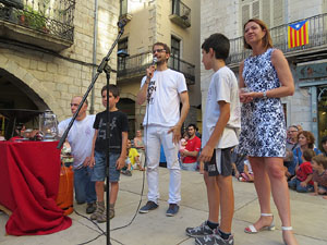 Sant Joan 2016. Arribada de la Flama del Canig&oacute;. Encesa del foc a la pla&ccedil;a del Vi