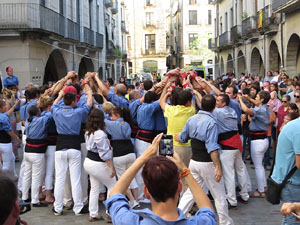 Sant Joan 2016. Arribada de la Flama del Canig&oacute;. Encesa del foc a la pla&ccedil;a del Vi