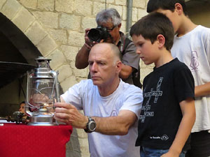 Sant Joan 2016. Arribada de la Flama del Canig&oacute;. Encesa del foc a la pla&ccedil;a del Vi