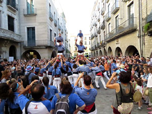Sant Joan 2016. Arribada de la Flama del Canig&oacute;. Encesa del foc a la pla&ccedil;a del Vi