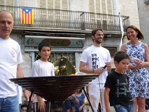 Sant Joan 2016. Arribada de la Flama del Canig&oacute;. Encesa del foc a la pla&ccedil;a del Vi