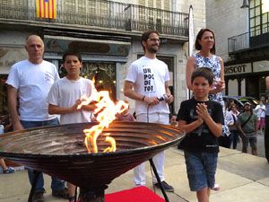 Sant Joan 2016. Arribada de la Flama del Canig&oacute;. Encesa del foc a la pla&ccedil;a del Vi