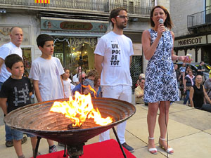 Sant Joan 2016. Arribada de la Flama del Canig&oacute;. Encesa del foc a la pla&ccedil;a del Vi