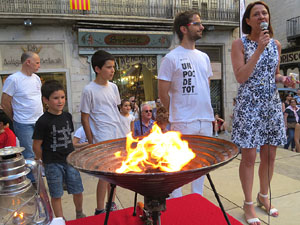 Sant Joan 2016. Arribada de la Flama del Canig&oacute;. Encesa del foc a la pla&ccedil;a del Vi