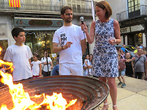 Sant Joan 2016. Arribada de la Flama del Canig&oacute;. Encesa del foc a la pla&ccedil;a del Vi