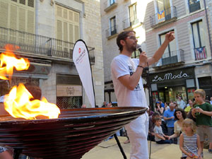 Sant Joan 2016. Arribada de la Flama del Canig&oacute;. Encesa del foc a la pla&ccedil;a del Vi