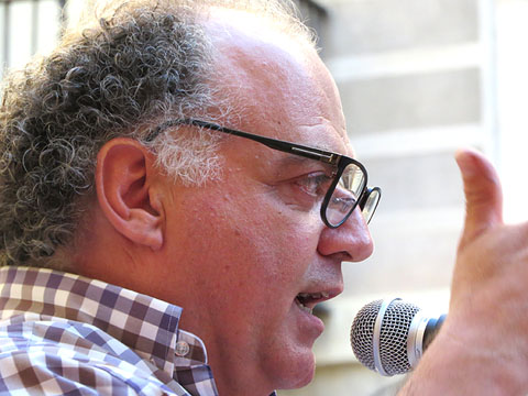 Ramon Grau, durant la lectura del Manifest, a la plaça del Vi