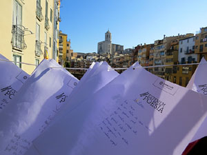 Sant Jordi 2016 a Girona. Activitat Estenem poesia, d'&Ograve;mnium Cultural del Giron&egrave;s