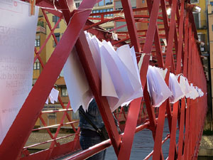 Sant Jordi 2016 a Girona. Activitat Estenem poesia, d'&Ograve;mnium Cultural del Giron&egrave;s