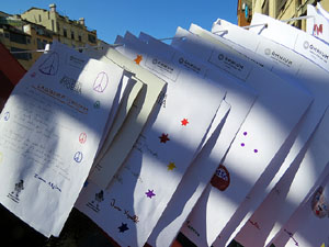 Sant Jordi 2016 a Girona. Activitat Estenem poesia, d'&Ograve;mnium Cultural del Giron&egrave;s