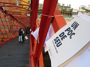 Sant Jordi 2016 a Girona. Activitat Estenem poesia, d'&Ograve;mnium Cultural del Giron&egrave;s