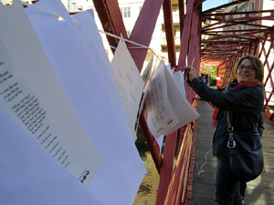 Sant Jordi 2016 a Girona. Activitat Estenem poesia, d'&Ograve;mnium Cultural del Giron&egrave;s