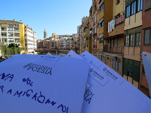 Sant Jordi 2016 a Girona. Activitat Estenem poesia, d'&Ograve;mnium Cultural del Giron&egrave;s