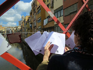 Sant Jordi 2016 a Girona. Activitat Estenem poesia, d'&Ograve;mnium Cultural del Giron&egrave;s