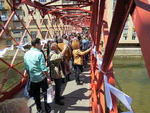 Sant Jordi 2016 a Girona. Activitat Estenem poesia, d'&Ograve;mnium Cultural del Giron&egrave;s