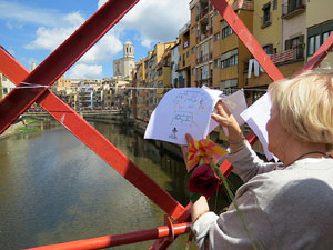 Sant Jordi 2016 a Girona. Activitat Estenem poesia, d'&Ograve;mnium Cultural del Giron&egrave;s