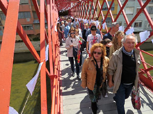 Sant Jordi 2016 a Girona. Activitat Estenem poesia, d'&Ograve;mnium Cultural del Giron&egrave;s