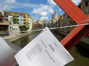 Sant Jordi 2016 a Girona. Activitat Estenem poesia, d'&Ograve;mnium Cultural del Giron&egrave;s