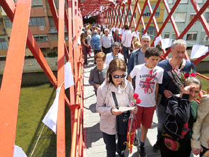 Sant Jordi 2016 a Girona. Activitat Estenem poesia, d'&Ograve;mnium Cultural del Giron&egrave;s