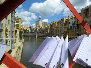 Sant Jordi 2016 a Girona. Activitat Estenem poesia, d'&Ograve;mnium Cultural del Giron&egrave;s