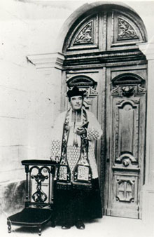 L'abat Franois-Bérenger Saunière davant la porta de la seva església. 1905