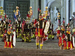 Setmana Santa 2016 a Girona. Sortida dels Manaies per lliurar el Pen&oacute;