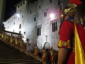 Setmana Santa 2016 a Girona. Sortida dels Manaies per lliurar el Pen&oacute;