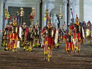 Setmana Santa 2016 a Girona. Sortida dels Manaies per lliurar el Pen&oacute;