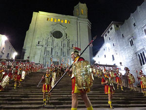 Setmana Santa 2016 a Girona. Sortida dels Manaies per lliurar el Pen&oacute;