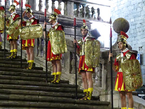 Setmana Santa 2016 a Girona. Sortida dels Manaies per lliurar el Pen&oacute;