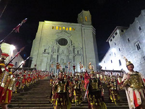 Setmana Santa 2016 a Girona. Sortida dels Manaies per lliurar el Pen&oacute;