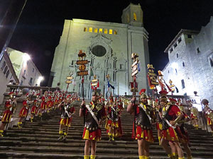 Setmana Santa 2016 a Girona. Sortida dels Manaies per lliurar el Pen&oacute;