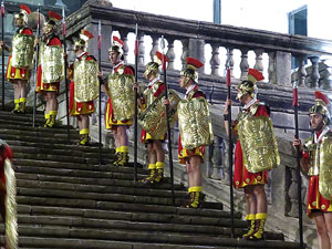 Setmana Santa 2016 a Girona. Sortida dels Manaies per lliurar el Pen&oacute;