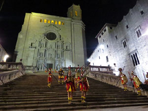 Setmana Santa 2016 a Girona. Sortida dels Manaies per lliurar el Pen&oacute;