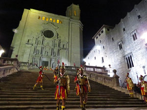 Setmana Santa 2016 a Girona. Sortida dels Manaies per lliurar el Pen&oacute;