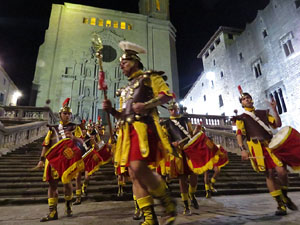 Setmana Santa 2016 a Girona. Sortida dels Manaies per lliurar el Pen&oacute;