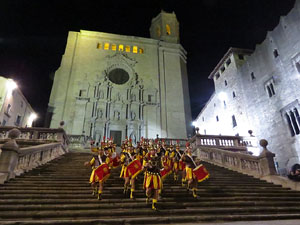 Setmana Santa 2016 a Girona. Sortida dels Manaies per lliurar el Pen&oacute;
