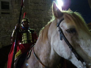 Setmana Santa 2016 a Girona. Sortida dels Manaies per lliurar el Penó