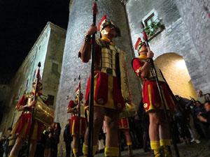 Setmana Santa 2016 a Girona. Sortida dels Manaies per lliurar el Penó