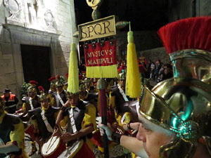 Setmana Santa 2016 a Girona. Sortida dels Manaies per lliurar el Penó