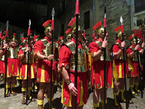 Setmana Santa 2016 a Girona. Sortida dels Manaies per lliurar el Penó