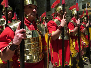 Setmana Santa 2016 a Girona. Sortida dels Manaies per lliurar el Penó