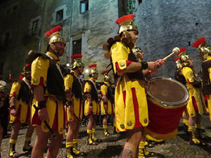 Setmana Santa 2016 a Girona. Sortida dels Manaies per lliurar el Penó