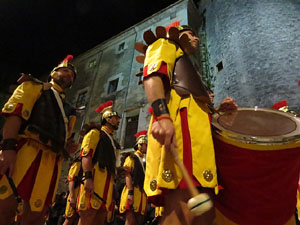 Setmana Santa 2016 a Girona. Sortida dels Manaies per lliurar el Penó