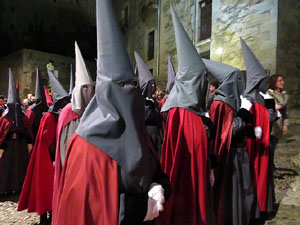 Setmana Santa 2016 a Girona. Sortida dels Manaies per lliurar el Penó