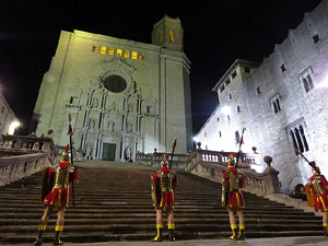 Setmana Santa 2016 a Girona. Sortida dels Manaies per lliurar el Penó
