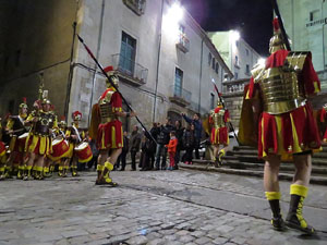 Setmana Santa 2016 a Girona. Sortida dels Manaies per lliurar el Penó