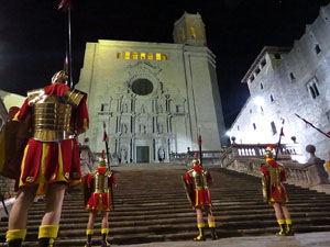 Setmana Santa 2016 a Girona. Sortida dels Manaies per lliurar el Penó